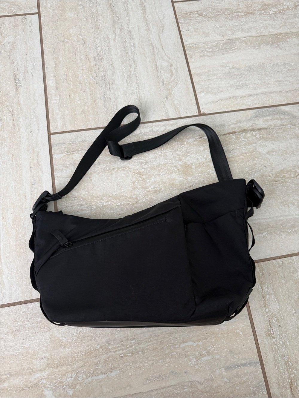 Alpaka 4L Flow Satchel Crossbody Bag in Black